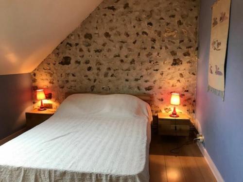 ein Schlafzimmer mit einem weißen Bett und zwei Lampen in der Unterkunft Gîte Châteaudun, 3 pièces, 4 personnes - FR-1-581-71 in Châteaudun