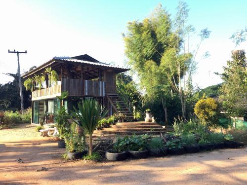 une maison avec un escalier en face d'un jardin dans l'établissement i Am i Farm Stay, à Mē Tamān