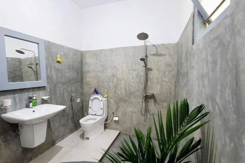 Ένα μπάνιο στο Grayish Villa