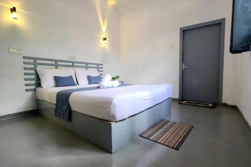Ένα ή περισσότερα κρεβάτια σε δωμάτιο στο Grayish Villa