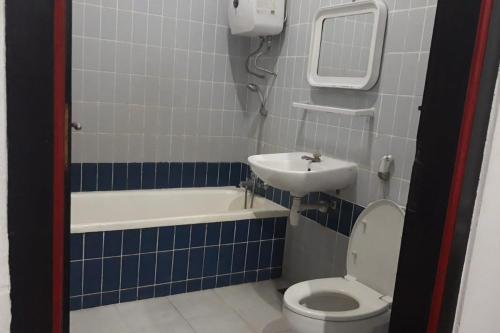 Ένα μπάνιο στο KoolKost At Tenggilis - Minimum Stay 30 Nights