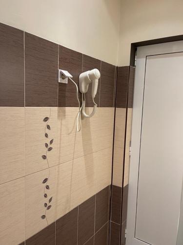 baño con ducha y teléfono en la pared en Dara House, en Plovdiv