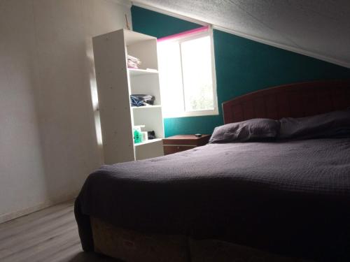 Los Arrayanes Hostel في كوكيمبو: غرفة نوم بسرير ونافذة