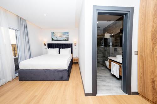 a bedroom with a bed and a mirror at Business Life Hotel & SPA Bakırköy in Istanbul