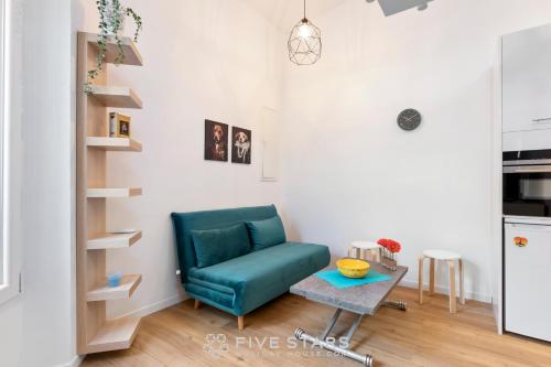 un salon avec une chaise verte et une table dans l'établissement Studio Fleur FSHH, à Nice