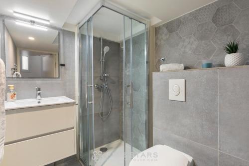 une salle de bain avec une douche, des toilettes et un lavabo dans l'établissement Studio Fleur FSHH, à Nice