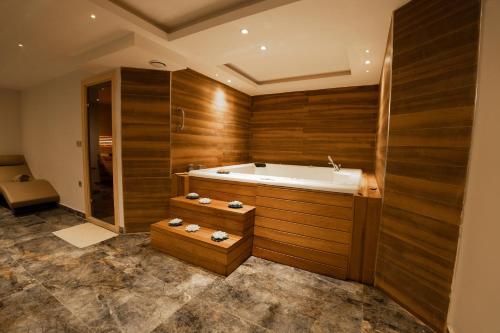 BUSINESS LIFE HOTEL BAKIRKÖY في إسطنبول: حمام كبير مع حوض استحمام ودش