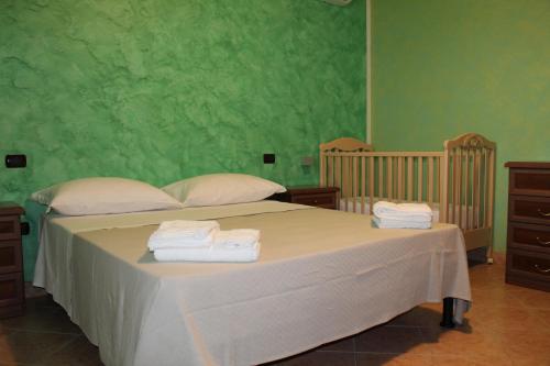 1 dormitorio con 1 cama con toallas en Agriturismo Agri Mediterraneo, en Capaccio-Paestum