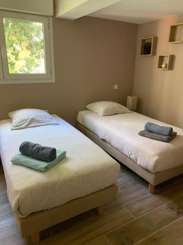 deux lits côte à côte dans une pièce dans l'établissement Villa Del Mar Bord de mer Palm Beach Cannes, à Cannes