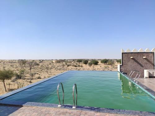 La alberca dentro o cerca de Karwaan Jaisalmer
