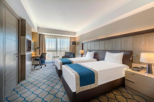 Letto o letti in una camera di Holiday Inn Kayseri - Duvenonu by IHG