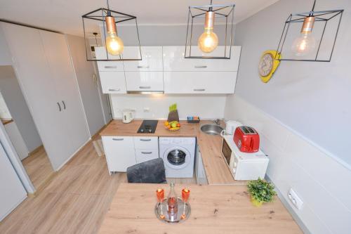 Dapur atau dapur kecil di One by One - by Grand Accommodation