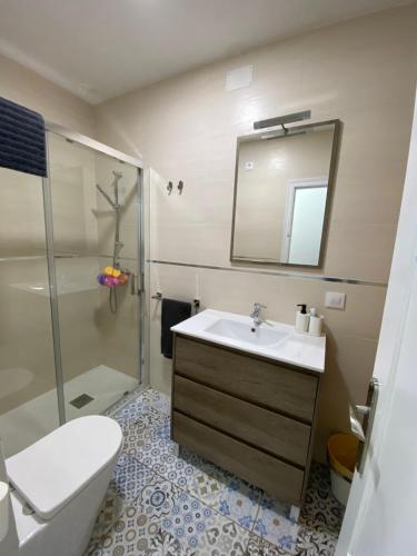 a bathroom with a sink and a shower and a toilet at Precioso apartamento en el centro de Conil para familias, parejas y grupos in Conil de la Frontera
