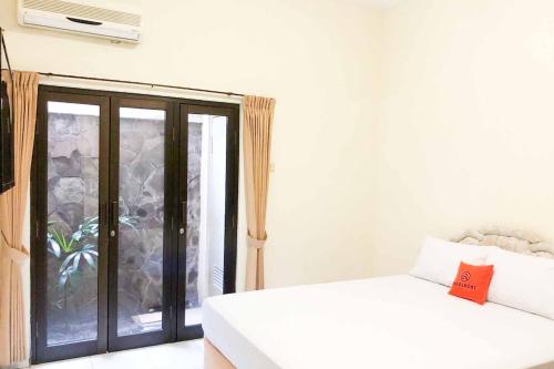 Cama ou camas em um quarto em KoolKost @ Raya Ngagel (Minimum Stay 30 Nights)