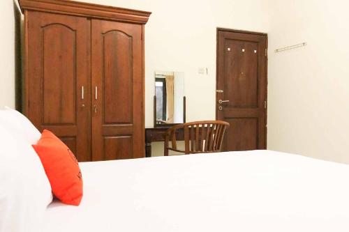 Cama ou camas em um quarto em KoolKost @ Raya Ngagel (Minimum Stay 30 Nights)