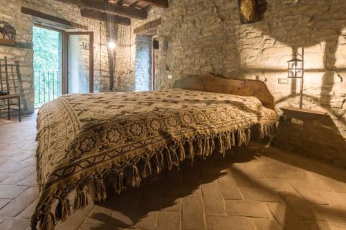 
A bed or beds in a room at Borgo Corniola B&B Naturista
