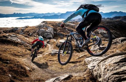 two people riding bikes on a rocky trail at Ferienwohnung Stenna Allegra in Flims