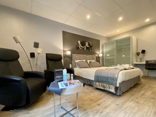 - une chambre avec un lit, un canapé et une table dans l'établissement Bethune City Relax Spa & Sauna, à Béthune