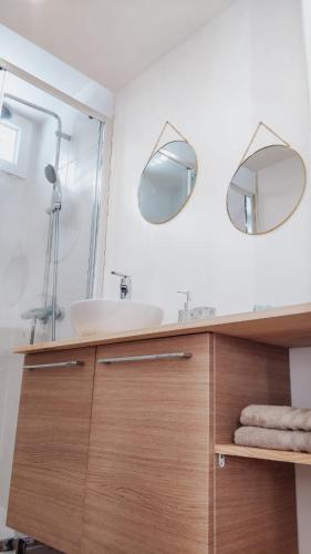 une salle de bain avec un lavabo et un miroir dans l'établissement L'Elégant - Idéal Couple - Parking Gratuit, à Pau