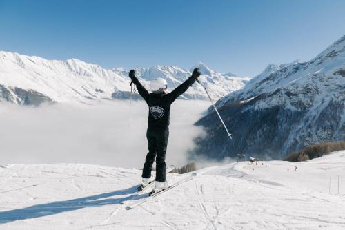 a person on skis standing on a snow covered mountain at Hôtel Dents de Veisivi in Haudères