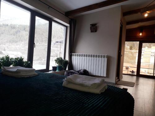 um quarto com uma cama com duas toalhas em holiday home em Borjomi