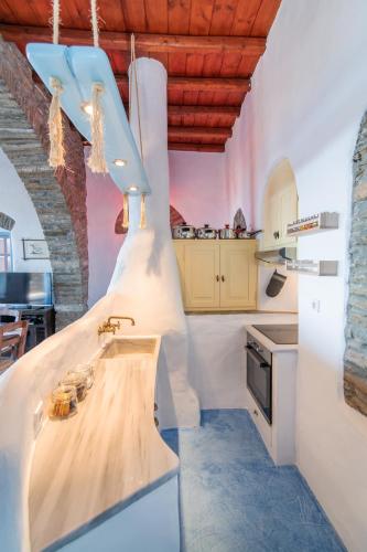 una cucina con un bancone in legno e un lavello di Villa Ghisi ad Arnádhos