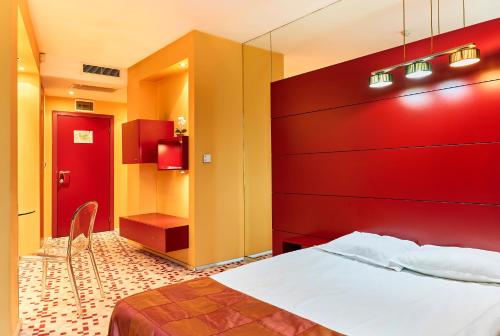 Monet Hotel tesisinde bir odada yatak veya yataklar