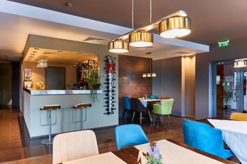 una sala da pranzo con sedie blu e un tavolo di Monet Hotel a Plovdiv