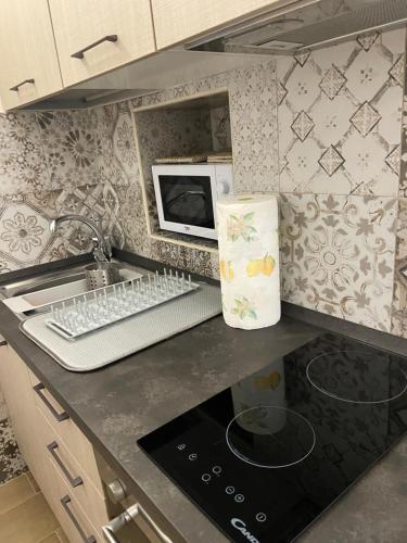 a kitchen with a keyboard and a microwave on a counter at Casa Vacanze: Eureka in Ostuni