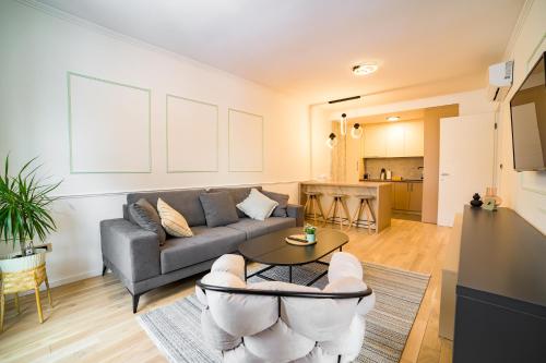 a living room with a couch and a table at Apartman EpiLux in Tuzla