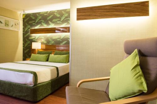 イスタンブールにあるホテル ブユック ケバンのベッドと椅子付きのホテルルーム