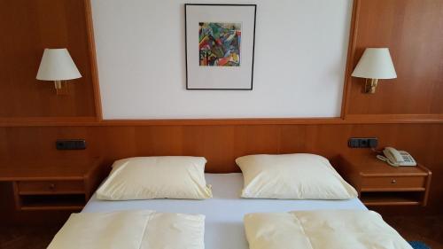 Postel nebo postele na pokoji v ubytování Zum Weißen Rössl