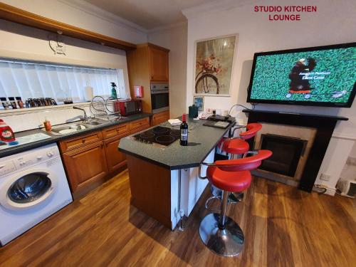 Køkken eller tekøkken på F2 STUDIO - 485sq Feet 4 Room - PERFECT for LONG STAY - FREE STREET PARKING - WASHER - NETFLIX - Welcome Tray 1 FREE Dog