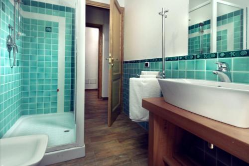 a bathroom with a tub and a sink and a shower at Rena Bianca Suite by La Contessa in Santa Teresa Gallura