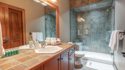 Ένα μπάνιο στο Mountain Time - Spacious w Private Hot Tub and an Amazing View