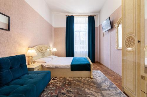una camera d'albergo con letto e divano di 2 isolated bedrooms in the Austrian building Levia 3 a Lviv
