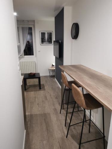 une cuisine avec une table et des chaises dans une pièce dans l'établissement Studio cosy au pied du METRO FLACHET, à Villeurbanne