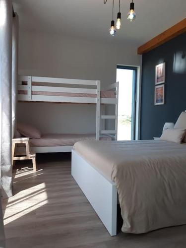 une chambre avec un lit superposé et une échelle dans l'établissement Logement 80 m2 avec terrasses entre les deux abers, à Landéda