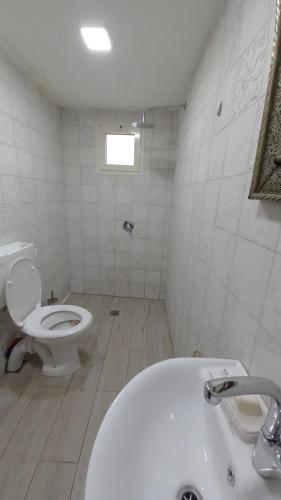 y baño con aseo y bañera. en Paradise House, en Majdal Shams