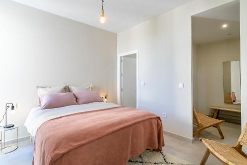 a bedroom with a bed with a pink blanket at Casa de Cristal - Beautiful villa with private pool, 350m from beach, astonishing views in Mar de Cristal