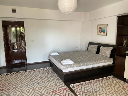 een slaapkamer met een bed in een kamer bij En Passant / a time in Iasi in Iaşi