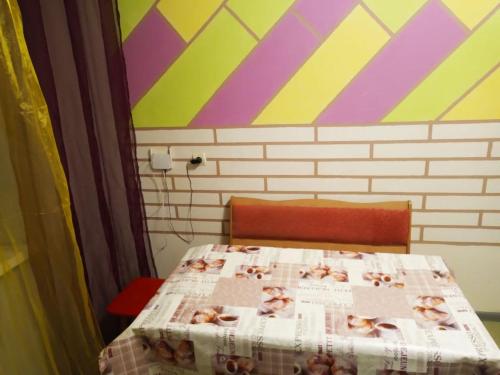 Ένα ή περισσότερα κρεβάτια σε δωμάτιο στο Уютная 2 комн. квартира на Красном Камне