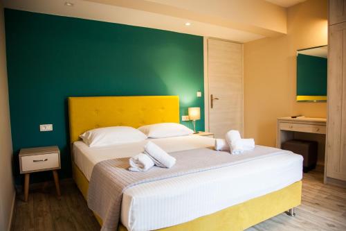 Кровать или кровати в номере Paporas Apartments