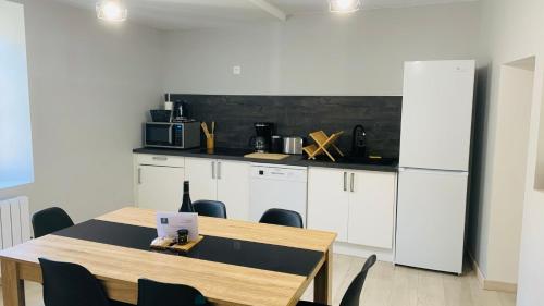 Η κουζίνα ή μικρή κουζίνα στο Maison de village au cœur de la Drôme Médiévale - Les Remparts - Drôme provençale