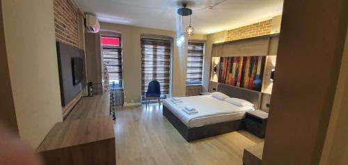 - une chambre avec un lit et une télévision dans l'établissement Suites 94, à Istanbul