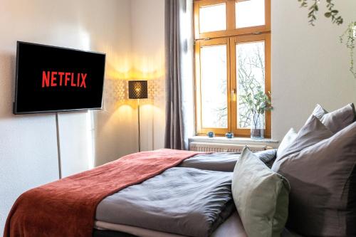 Postel nebo postele na pokoji v ubytování Design Studio - WIFI und NETFLIX