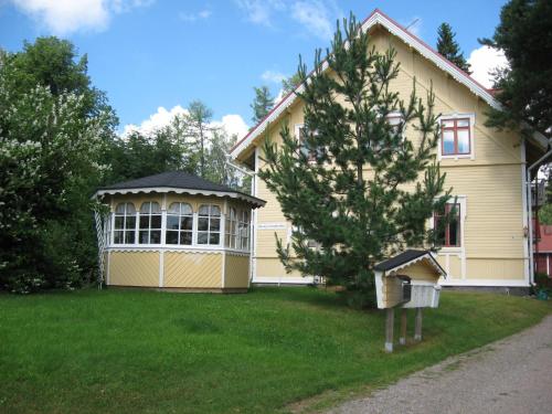 una casa con un alimentador de aves en el patio en Kivijärven Linnanmäki Apartments, en Kivijärvi