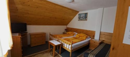 ein kleines Schlafzimmer mit einem Bett und einem Fernseher in der Unterkunft Bed and Breakfast Vila Lala in Jahorina