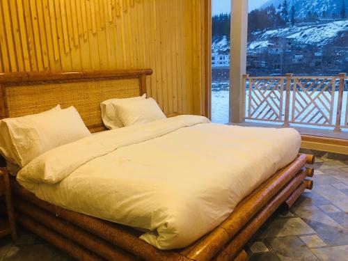 מיטה או מיטות בחדר ב-Woodridge Cottages Kalam