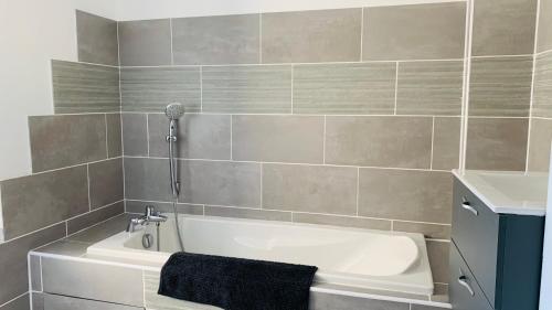 Ένα μπάνιο στο Maison de village au cœur de la Drôme Médiévale - Les Remparts - Drôme provençale